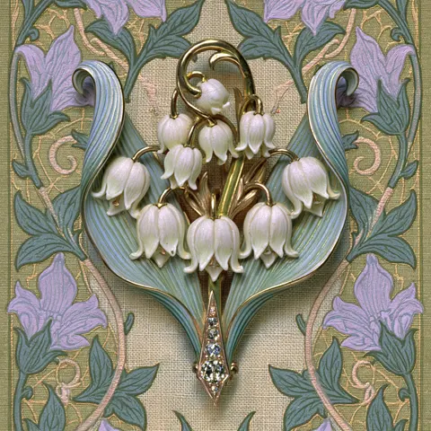 青绿淡紫的铃兰胸针 / single lily-of-the-valley brooch centered on a pale display cloth, its · Square