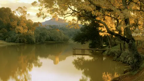 山湖的倒影 · 横幅 / Quiet mountain lake reflects a single distant ridge · Landscape