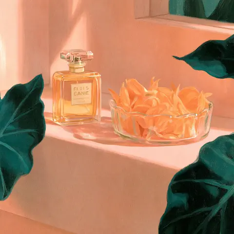 桃粉青叶的庭院橙花香水 / small cream perfume bottle beside one glass dish of orange petals on a pale · Square
