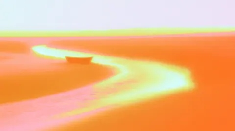 潮汐的路径 · 横幅 / Narrow tidal channel winds through a broad open shore · Landscape