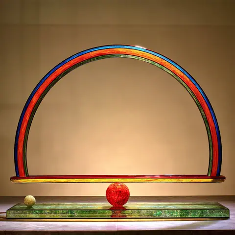 弧线的相遇 · 方幅 / Single broad arc balances above a low horizontal form · Square